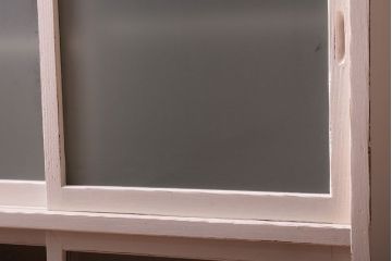 アンティーク家具　アンティークペイント　引き出し付き!気泡・すりガラス入りのおしゃれな戸棚(収納棚)(2)