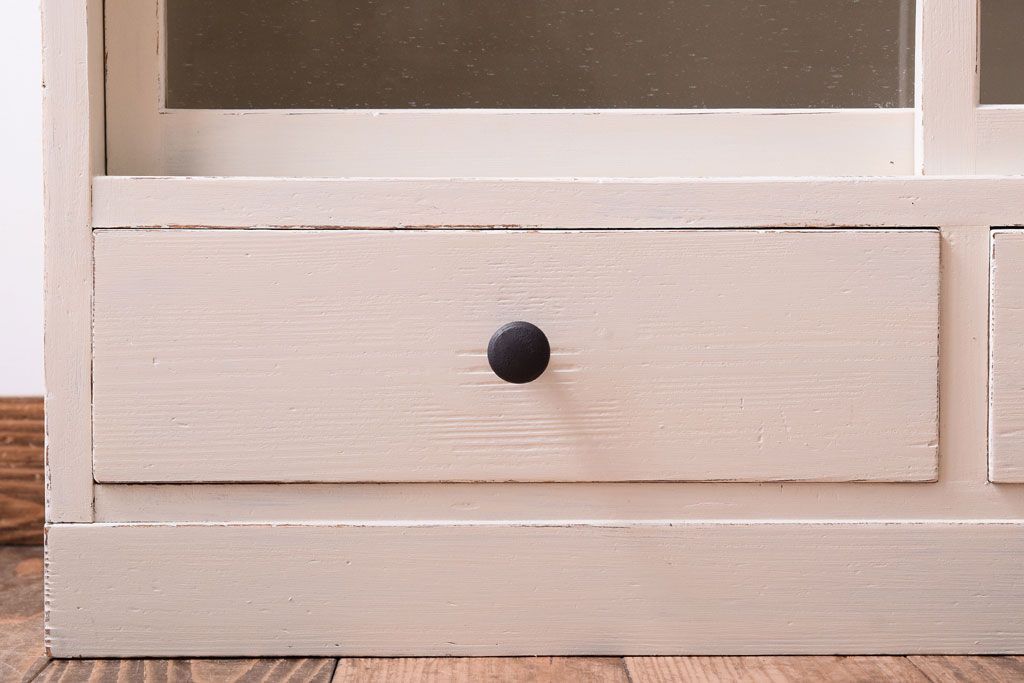アンティーク家具　アンティークペイント　引き出し付き!気泡・すりガラス入りのおしゃれな戸棚(収納棚)(2)