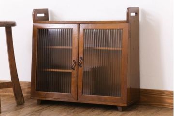 アンティーク家具　モールガラス入り!脚付き台形型収納棚(アンティークキャビネット)