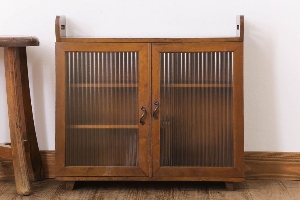 アンティーク家具　モールガラス入り!脚付き台形型収納棚(アンティークキャビネット)