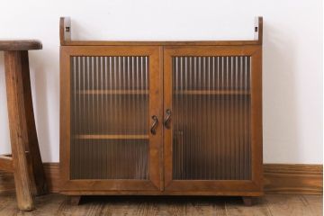 アンティーク家具　モールガラス入り!脚付き台形型収納棚(アンティークキャビネット)