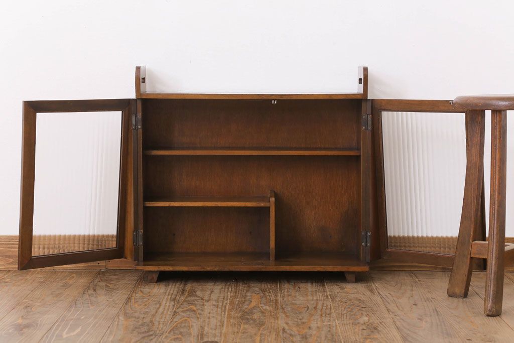 アンティーク家具　モールガラス入り!脚付き台形型収納棚(アンティークキャビネット)