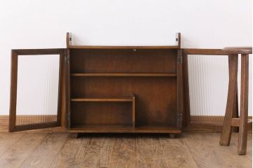 アンティーク家具　モールガラス入り!脚付き台形型収納棚(アンティークキャビネット)