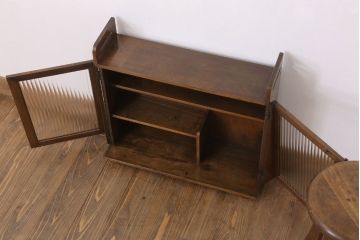 アンティーク家具　モールガラス入り!脚付き台形型収納棚(アンティークキャビネット)