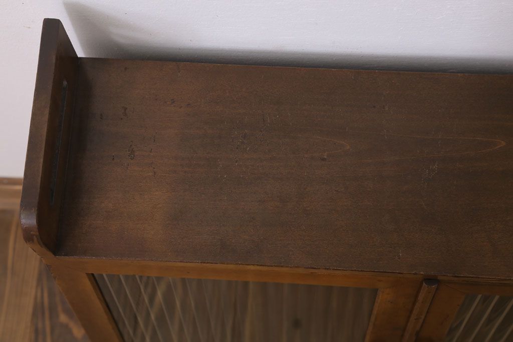 アンティーク家具　モールガラス入り!脚付き台形型収納棚(アンティークキャビネット)