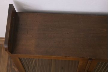 アンティーク家具　モールガラス入り!脚付き台形型収納棚(アンティークキャビネット)