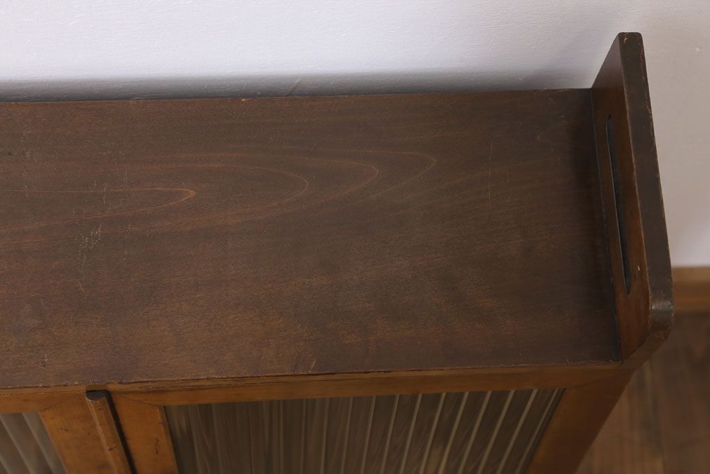 アンティーク家具　モールガラス入り!脚付き台形型収納棚(アンティークキャビネット)