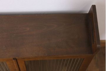 アンティーク家具　モールガラス入り!脚付き台形型収納棚(アンティークキャビネット)