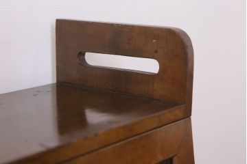 アンティーク家具　モールガラス入り!脚付き台形型収納棚(アンティークキャビネット)