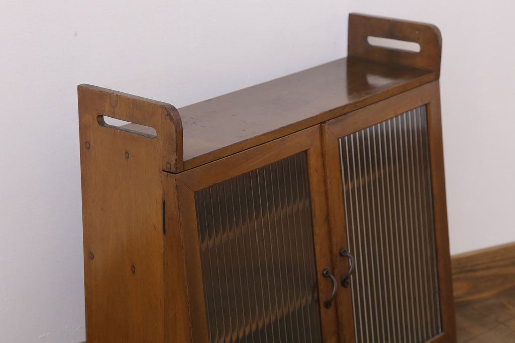 アンティーク家具　モールガラス入り!脚付き台形型収納棚(アンティークキャビネット)