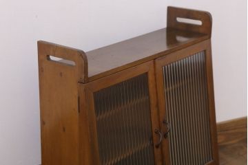 アンティーク家具　モールガラス入り!脚付き台形型収納棚(アンティークキャビネット)