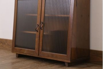 アンティーク家具　モールガラス入り!脚付き台形型収納棚(アンティークキャビネット)