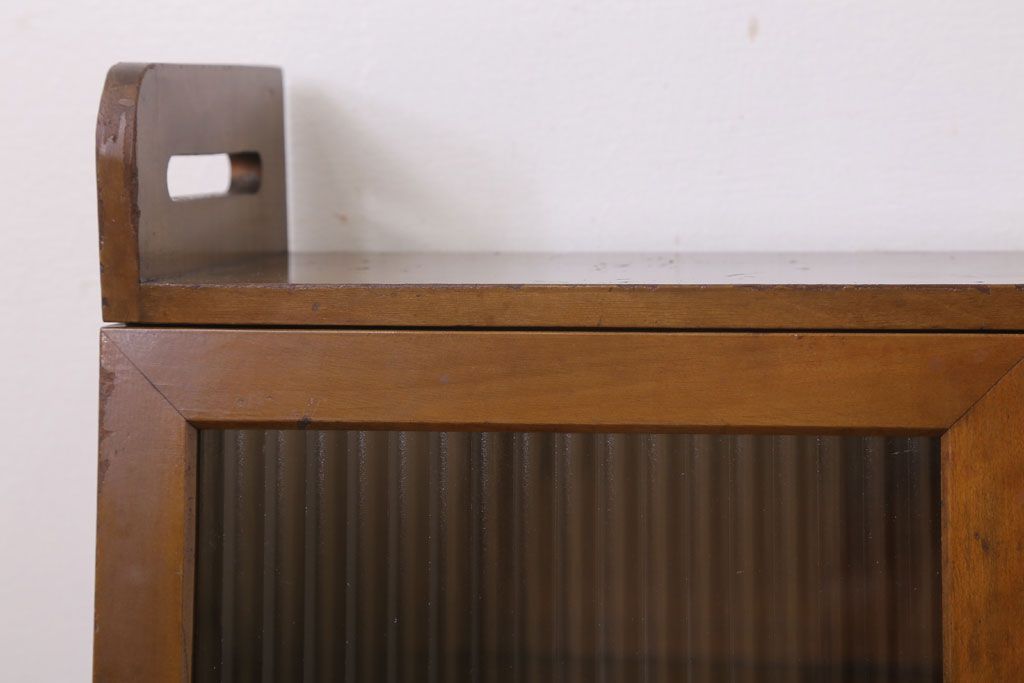 アンティーク家具　モールガラス入り!脚付き台形型収納棚(アンティークキャビネット)