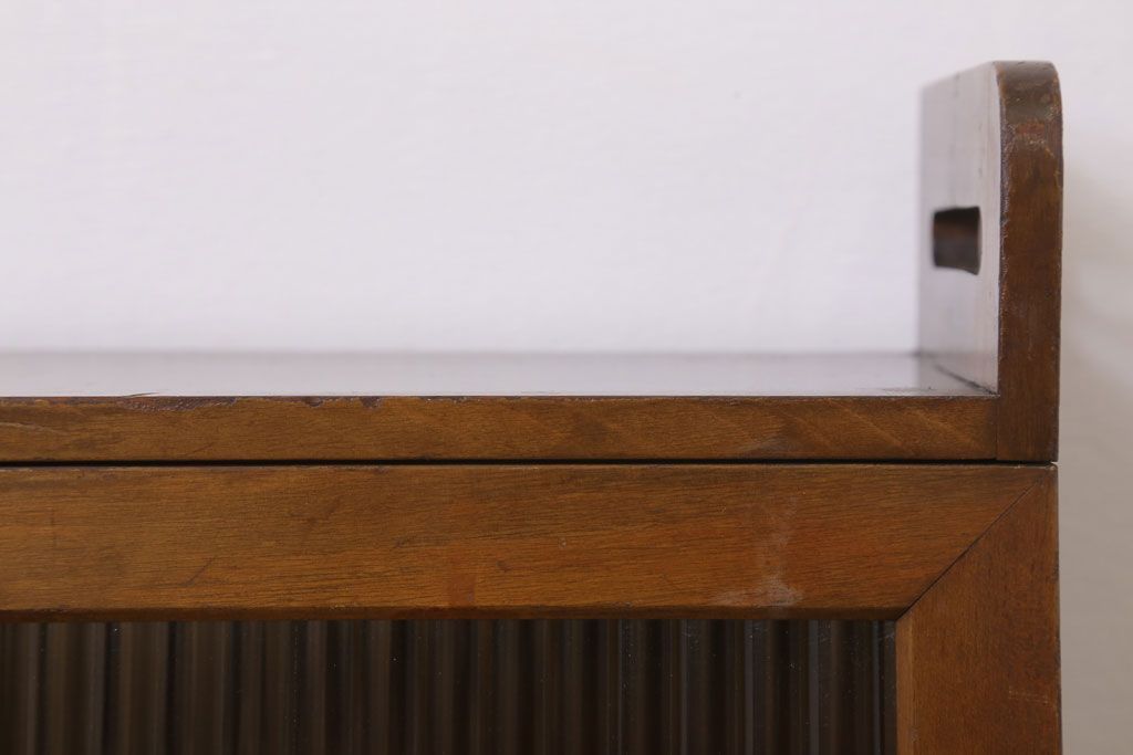 アンティーク家具　モールガラス入り!脚付き台形型収納棚(アンティークキャビネット)