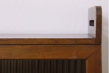 アンティーク家具　モールガラス入り!脚付き台形型収納棚(アンティークキャビネット)