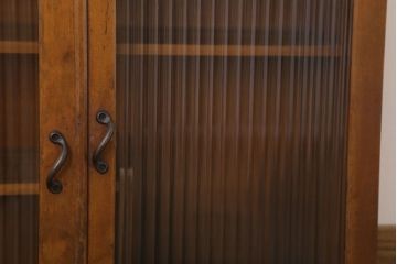 アンティーク家具　モールガラス入り!脚付き台形型収納棚(アンティークキャビネット)