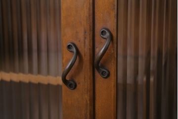 アンティーク家具　モールガラス入り!脚付き台形型収納棚(アンティークキャビネット)