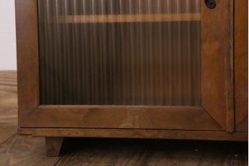 アンティーク家具　モールガラス入り!脚付き台形型収納棚(アンティークキャビネット)