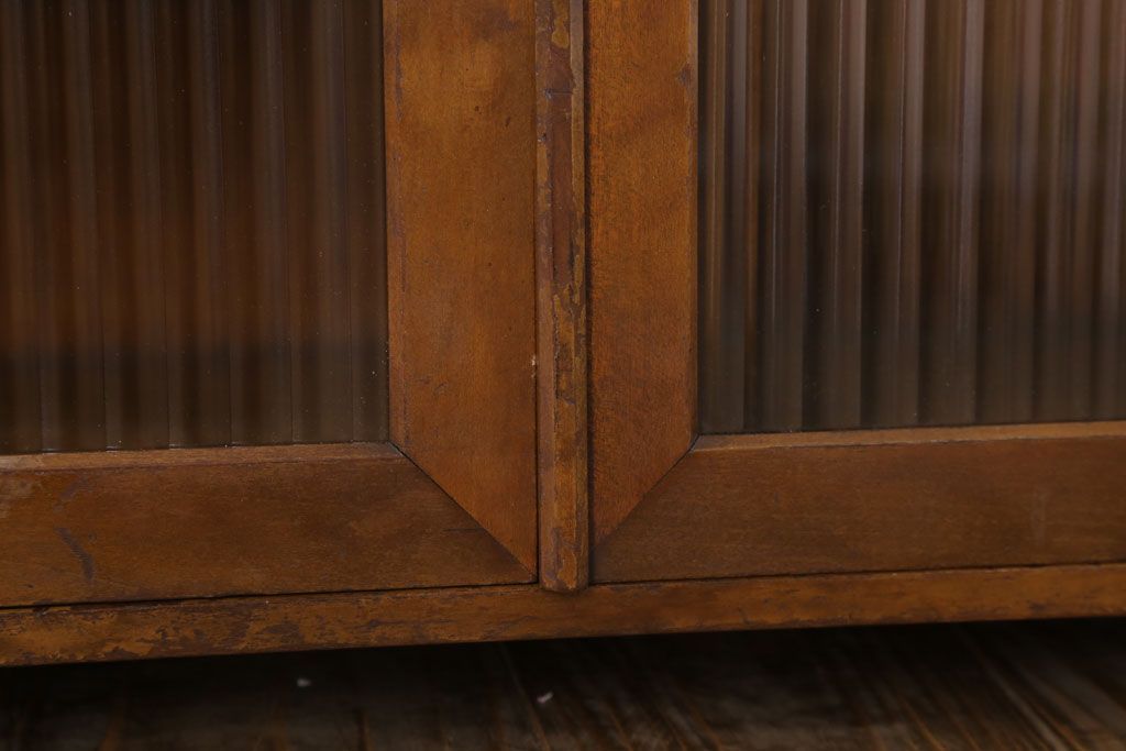 アンティーク家具　モールガラス入り!脚付き台形型収納棚(アンティークキャビネット)