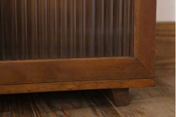 アンティーク家具　モールガラス入り!脚付き台形型収納棚(アンティークキャビネット)