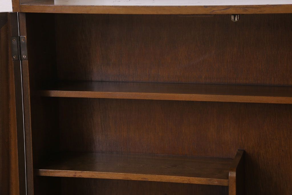 アンティーク家具　モールガラス入り!脚付き台形型収納棚(アンティークキャビネット)