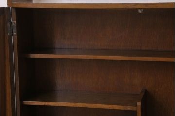 アンティーク家具　モールガラス入り!脚付き台形型収納棚(アンティークキャビネット)