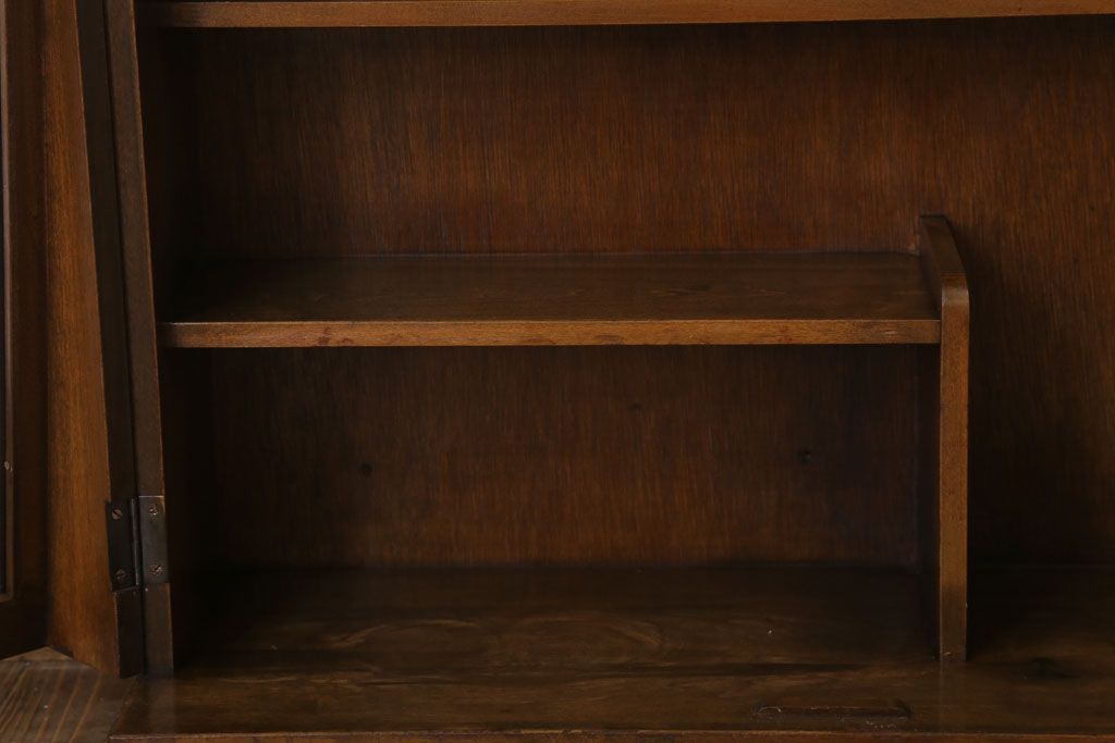 アンティーク家具　モールガラス入り!脚付き台形型収納棚(アンティークキャビネット)