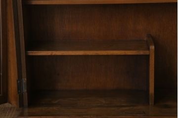 アンティーク家具　モールガラス入り!脚付き台形型収納棚(アンティークキャビネット)