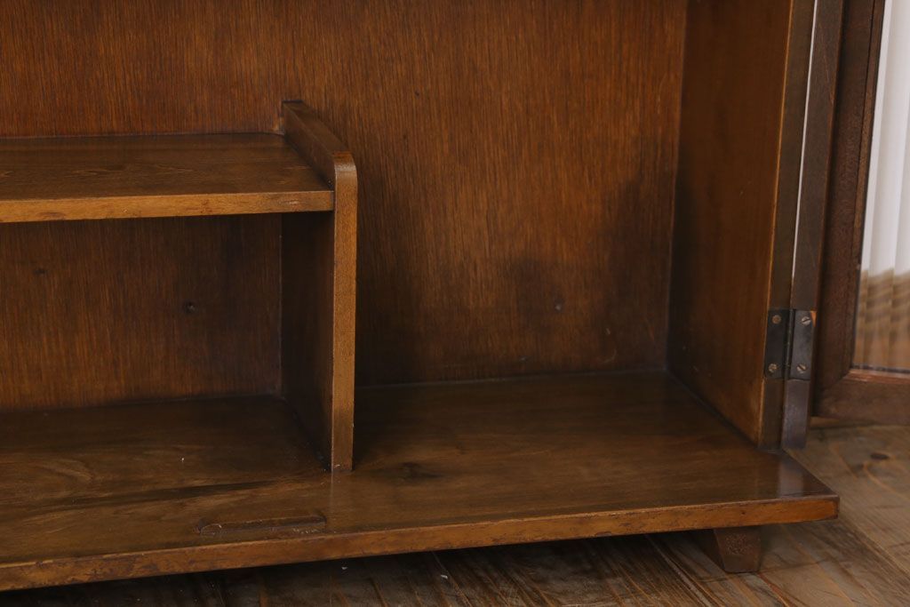 アンティーク家具　モールガラス入り!脚付き台形型収納棚(アンティークキャビネット)