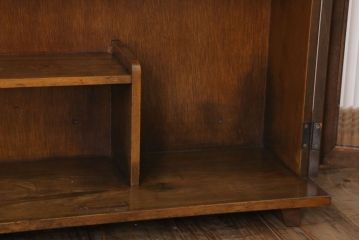 アンティーク家具　モールガラス入り!脚付き台形型収納棚(アンティークキャビネット)