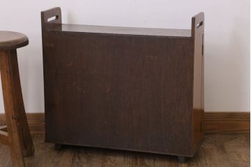 アンティーク家具　モールガラス入り!脚付き台形型収納棚(アンティークキャビネット)