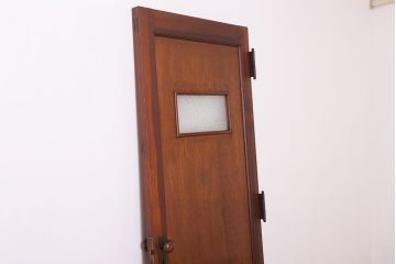 ダイヤガラス入り!シンプルな木製アンティークドア