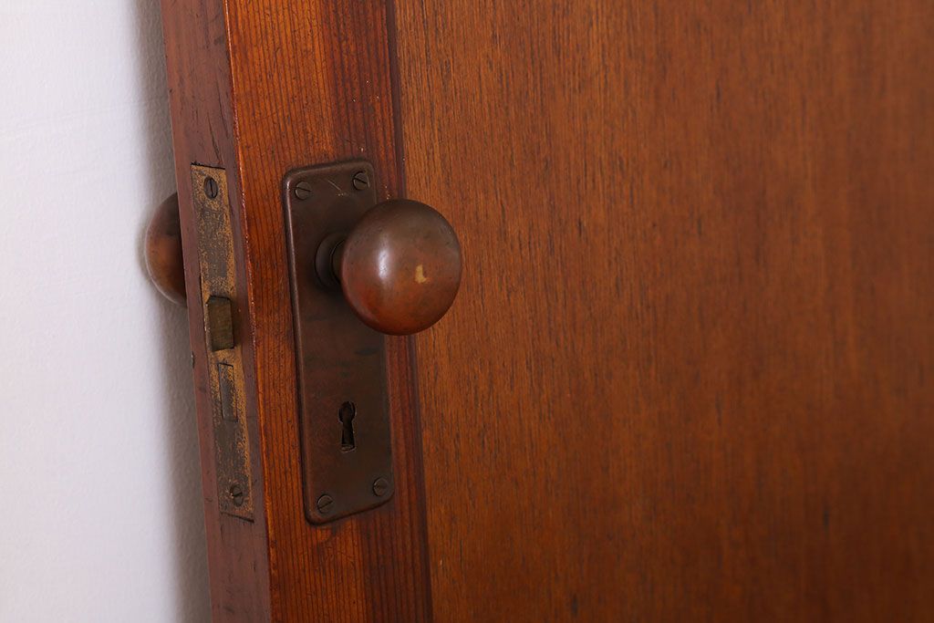 ダイヤガラス入り!シンプルな木製アンティークドア