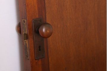 ダイヤガラス入り!シンプルな木製アンティークドア