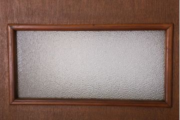 ダイヤガラス入り!シンプルな木製アンティークドア