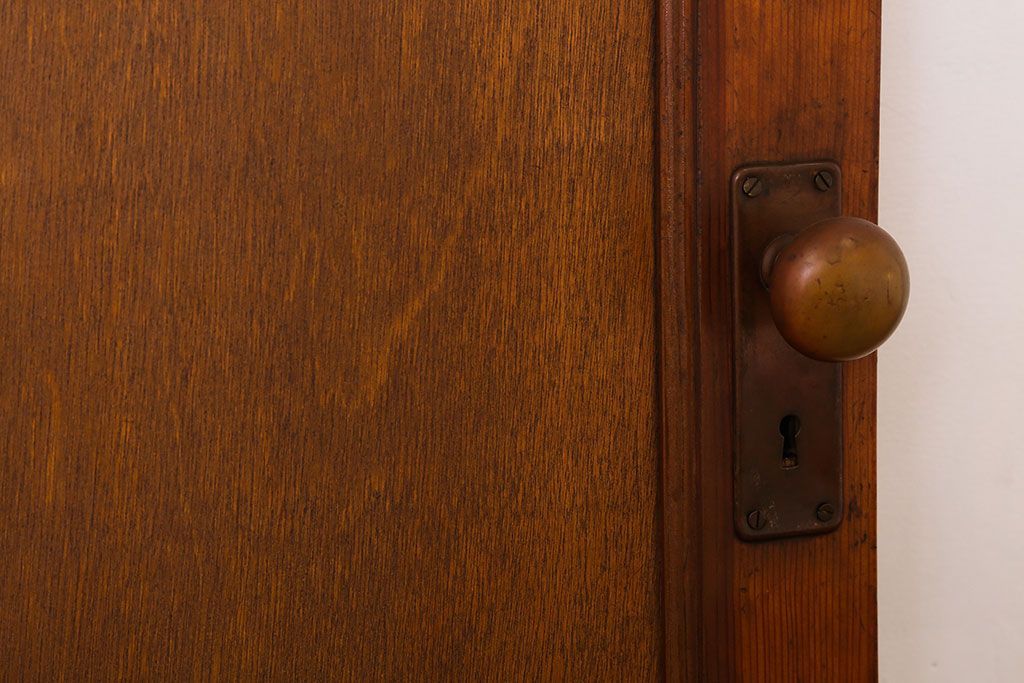 ダイヤガラス入り!シンプルな木製アンティークドア