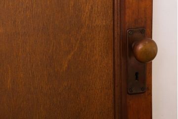 ダイヤガラス入り!シンプルな木製アンティークドア