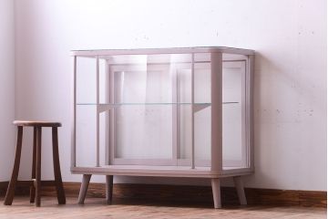 レトロ家具　脚付き　アンティークペイントのレトロなガラスケース(ショーケース)