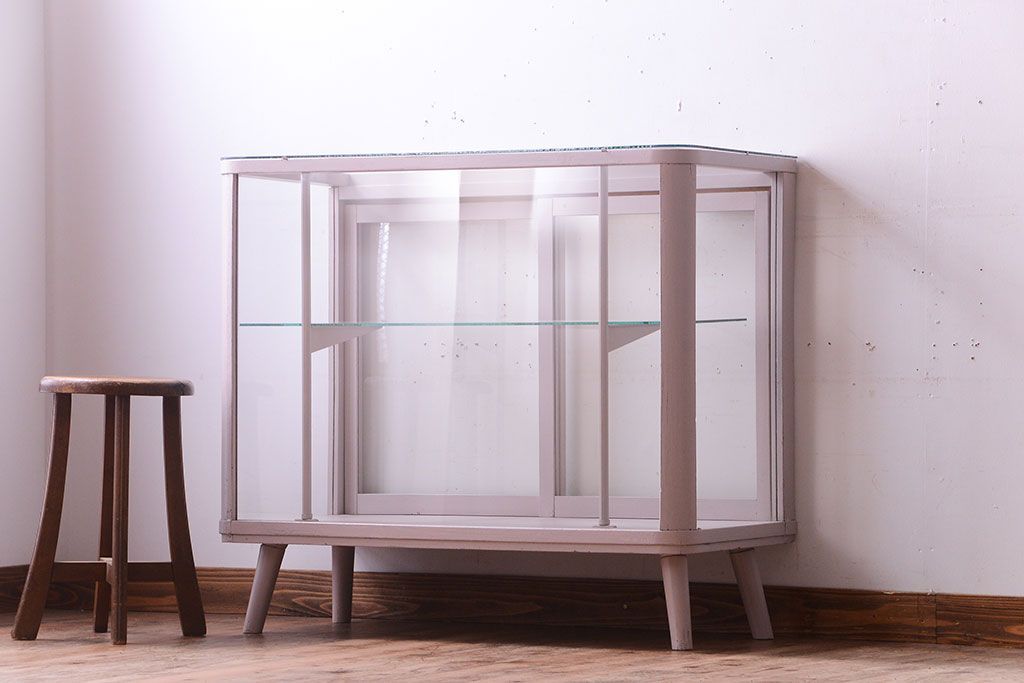 レトロ家具　脚付き　アンティークペイントのレトロなガラスケース(ショーケース)