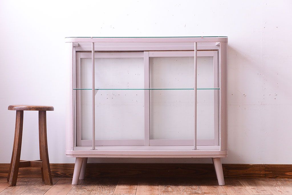レトロ家具　脚付き　アンティークペイントのレトロなガラスケース(ショーケース)