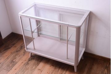 レトロ家具　脚付き　アンティークペイントのレトロなガラスケース(ショーケース)