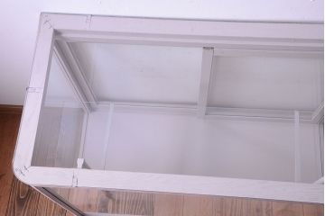 レトロ家具　脚付き　アンティークペイントのレトロなガラスケース(ショーケース)