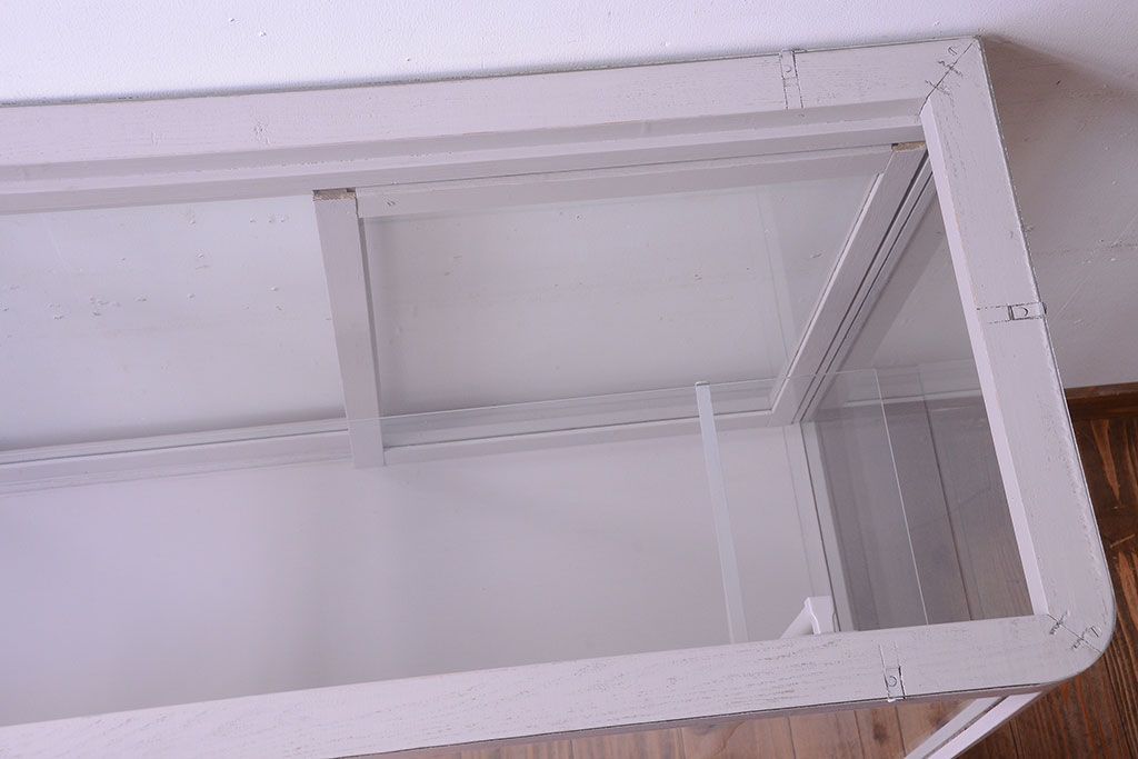 レトロ家具　脚付き　アンティークペイントのレトロなガラスケース(ショーケース)