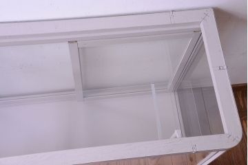 レトロ家具　脚付き　アンティークペイントのレトロなガラスケース(ショーケース)