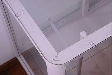 レトロ家具　脚付き　アンティークペイントのレトロなガラスケース(ショーケース)