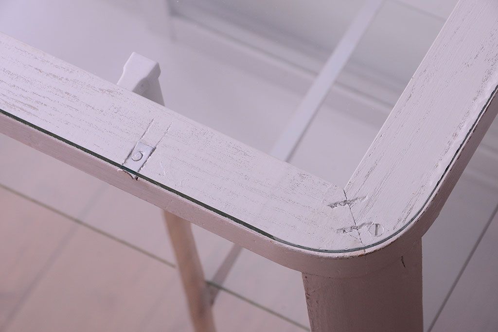 レトロ家具　脚付き　アンティークペイントのレトロなガラスケース(ショーケース)