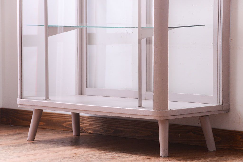 レトロ家具　脚付き　アンティークペイントのレトロなガラスケース(ショーケース)