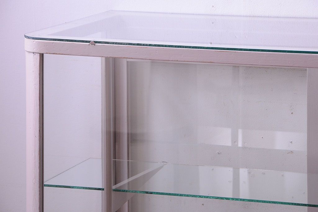 レトロ家具　脚付き　アンティークペイントのレトロなガラスケース(ショーケース)