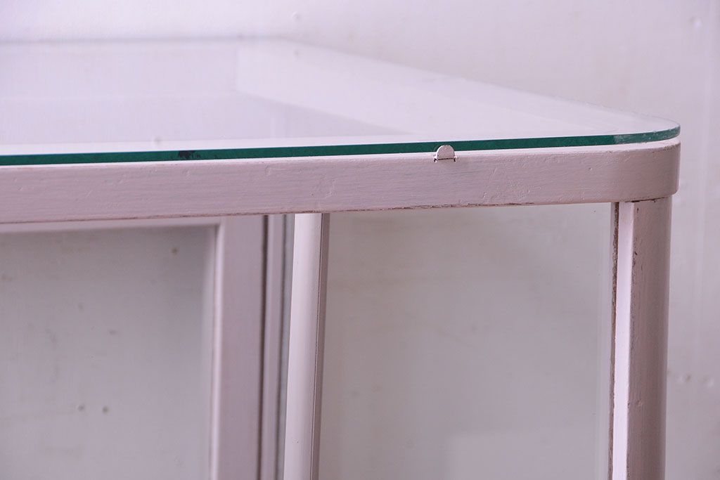 レトロ家具　脚付き　アンティークペイントのレトロなガラスケース(ショーケース)