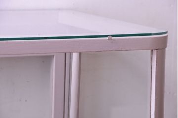 レトロ家具　脚付き　アンティークペイントのレトロなガラスケース(ショーケース)